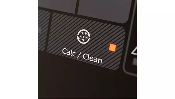 Close-up of the Calc/Clean button with a circular arrow symbol and orange indicator light on the control panel of a Philips coffee machine (vrs_2200-07.webp).